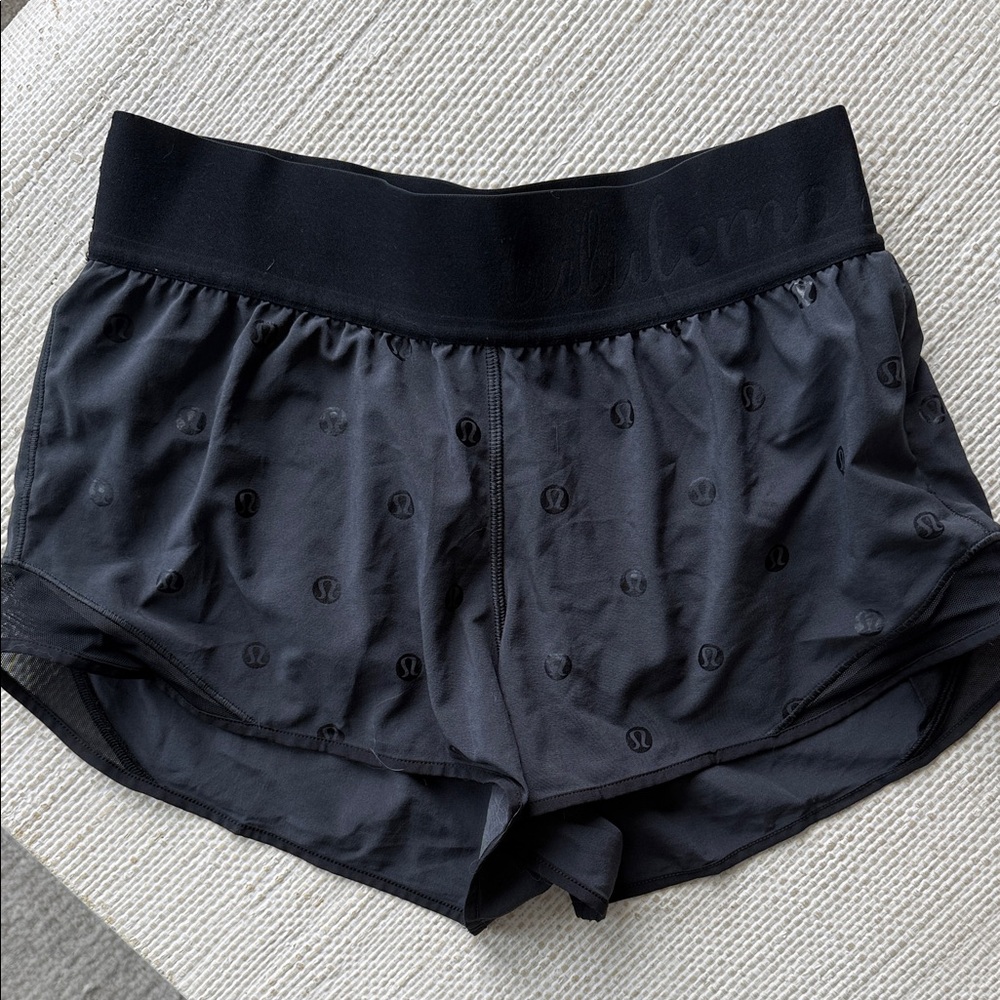 lululemon logo shorts size 4 regular